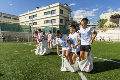 Los niños disfrutan de los juegos del Grand Prix