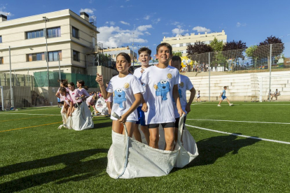 Los niños disfrutan de los juegos del Grand Prix