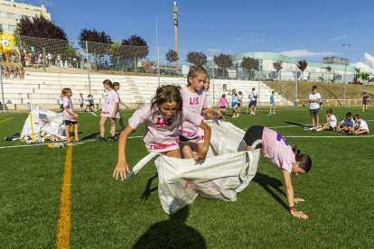 Los niños disfrutan de los juegos del Grand Prix