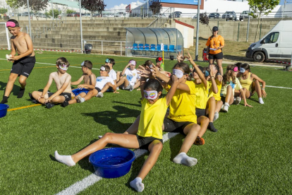 Los niños disfrutan de los juegos del Grand Prix