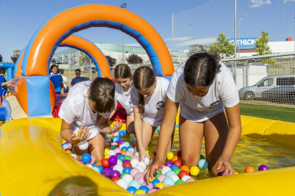 Los niños disfrutan de los juegos del Grand Prix