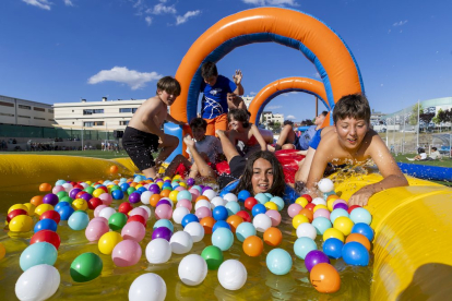 Los niños disfrutan de los juegos del Grand Prix