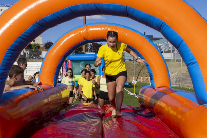 Los niños disfrutan de los juegos del Grand Prix