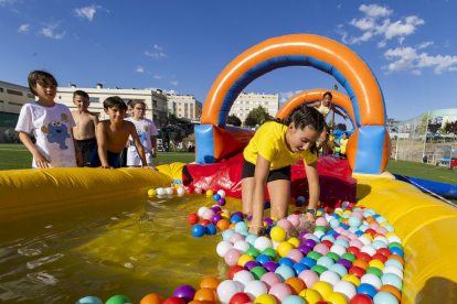 Los niños disfrutan de los juegos del Grand Prix