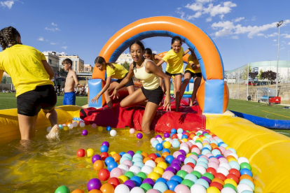 Los niños disfrutan de los juegos del Grand Prix