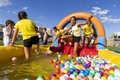 Los niños disfrutan de los juegos del Grand Prix