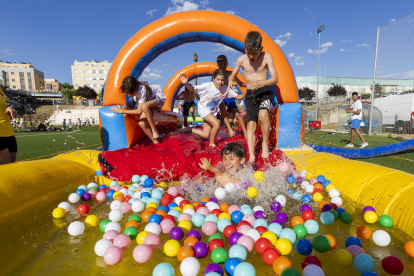 Los niños disfrutan de los juegos del Grand Prix