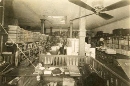 Interior de una tienda de telas