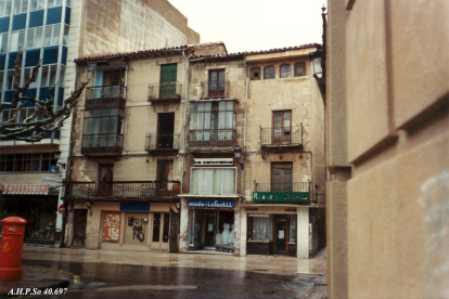 Tienda relojería Cronos y moda Los Zamoranos en la Calle Collado 44, en 1989