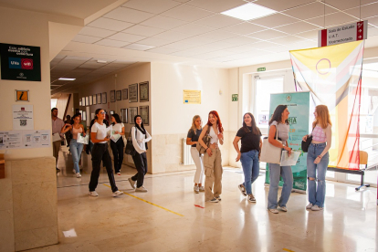 Alumnado llegando a las aulas en la apertura del último curso en el Campus de Soria.