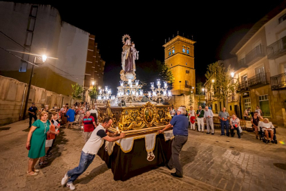 La procesión a su llegada a la Iglesia del Carmen