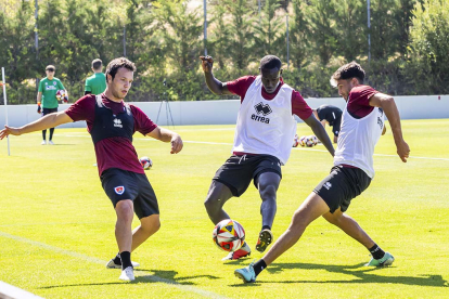 Varios jugadores durante uno de los rondos del entrenamientos.