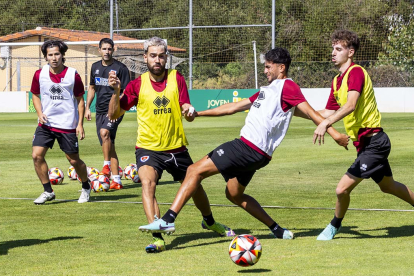 Varios jugadores durante la primera sesión de trabajo.