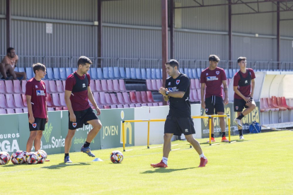 La plantilla ya trabaja a las ordenes de Aitor Calle