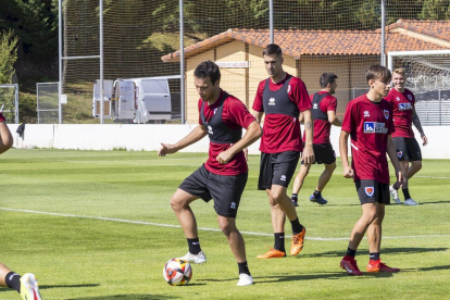 La plantilla ya trabaja a las ordenes de Aitor Calle