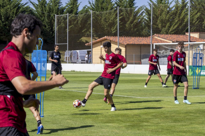 La plantilla ya trabaja a las ordenes de Aitor Calle