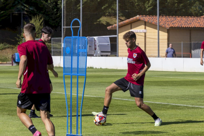 La plantilla ya trabaja a las ordenes de Aitor Calle