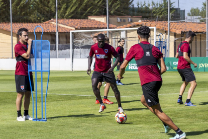 La plantilla ya trabaja a las ordenes de Aitor Calle