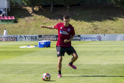 La plantilla ya trabaja a las ordenes de Aitor Calle