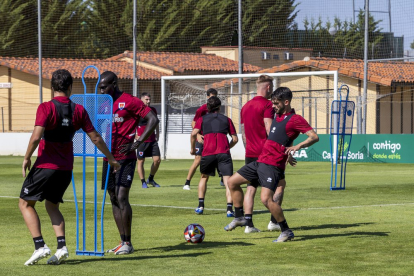 La plantilla ya trabaja a las ordenes de Aitor Calle