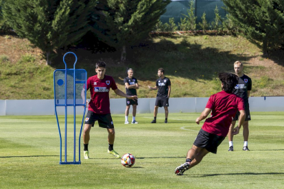 La plantilla ya trabaja a las ordenes de Aitor Calle