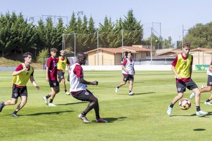 La plantilla ya trabaja a las ordenes de Aitor Calle