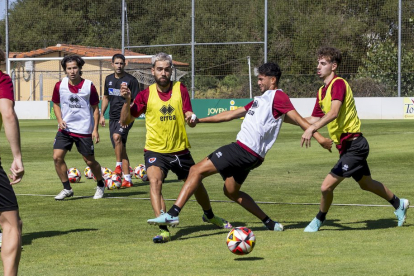 La plantilla ya trabaja a las ordenes de Aitor Calle