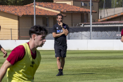 La plantilla ya trabaja a las ordenes de Aitor Calle