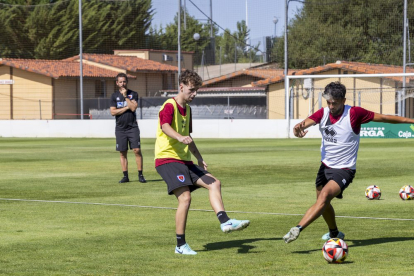 La plantilla ya trabaja a las ordenes de Aitor Calle