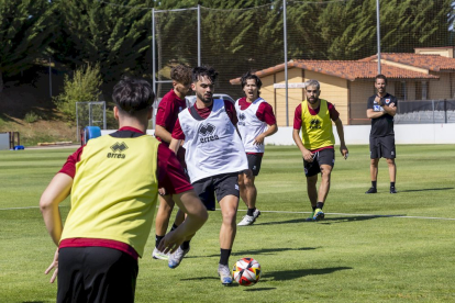 La plantilla ya trabaja a las ordenes de Aitor Calle