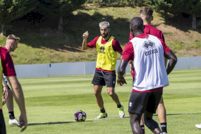 La plantilla ya trabaja a las ordenes de Aitor Calle