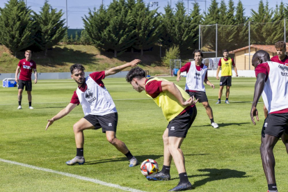 La plantilla ya trabaja a las ordenes de Aitor Calle