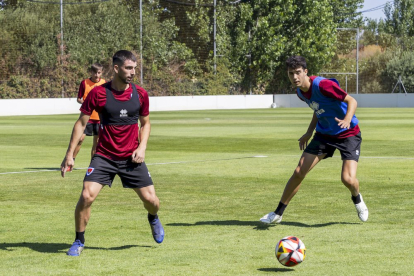 La plantilla ya trabaja a las ordenes de Aitor Calle