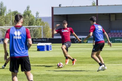 La plantilla ya trabaja a las ordenes de Aitor Calle