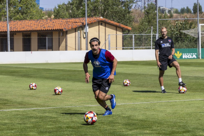 La plantilla ya trabaja a las ordenes de Aitor Calle