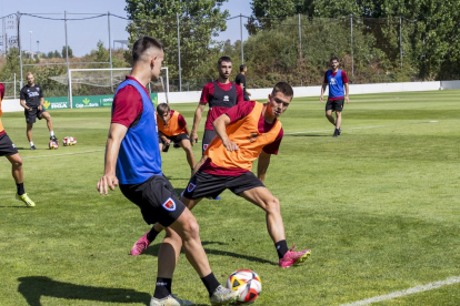 La plantilla ya trabaja a las ordenes de Aitor Calle