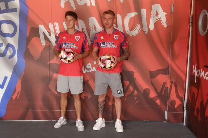 Aitor Seguín y Unai Rementería durante su presentación como jugadores del Numancia.