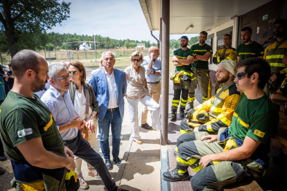 Hugo Morán conversando con miembros de la BRIF.