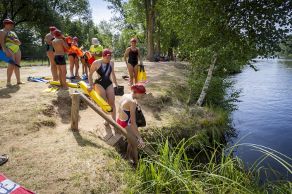 Los alumnos poco antes de meterse al agua en El Peñón para iniciar la actividad.