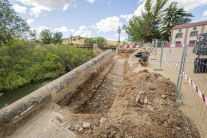 El empedrado está a nivel del arranque del puente medieval