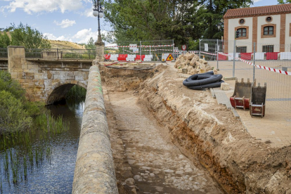 El empedrado está a nivel del arranque del puente medieval