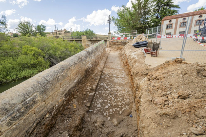 El empedrado está a nivel del arranque del puente medieval