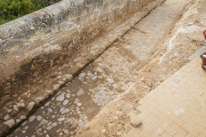 El empedrado está a nivel del arranque del puente medieval