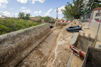 El empedrado está a nivel del arranque del puente medieval