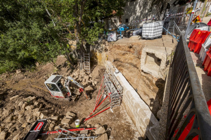 El empedrado está a nivel del arranque del puente medieval