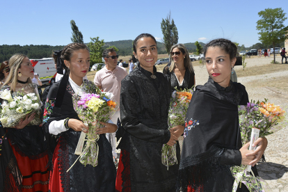 Jóvenes que participaron en la ofrenda a la Virgen de la Blanca.