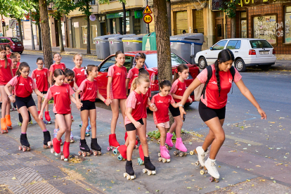 Los jóvenes patinadores partieron desde la plaza Mariano Granados hasta Los Pajaritos por el carril bici.