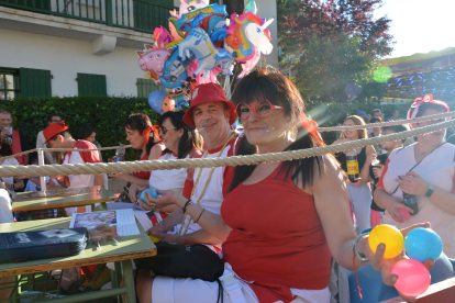 Participantes en el desfile de una de las carrozas.