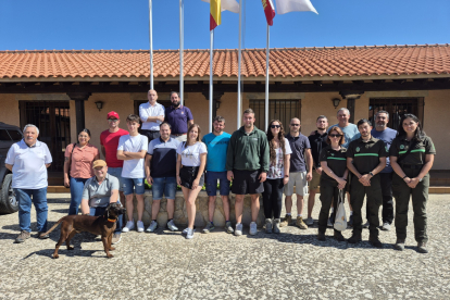 Los asistentes al curso en Castillejo de Robledo.