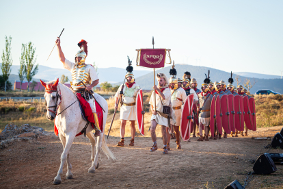 Actores que dan vida al ejército romano en una de las representaciones.